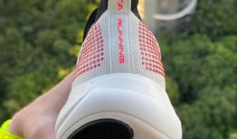 安踏最新跑鞋爆料图片,科技升级，领跑未来运动风尚”